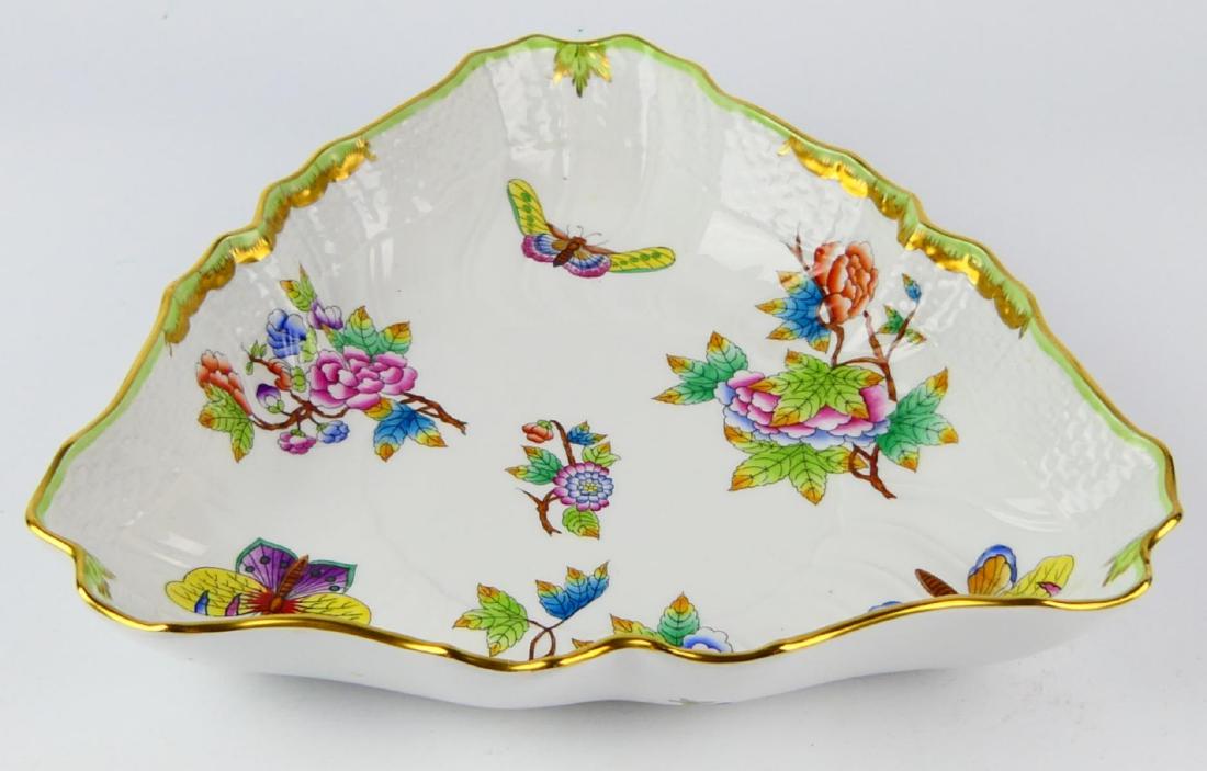 HEREND HUNGREY QUEEN VICTORIA PLATTER (1 of 4)