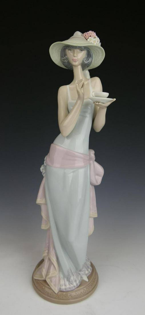 LARGE LLADRO "TEA TIME" PORCELAIN FIGURE  #5470 (1 of 3)