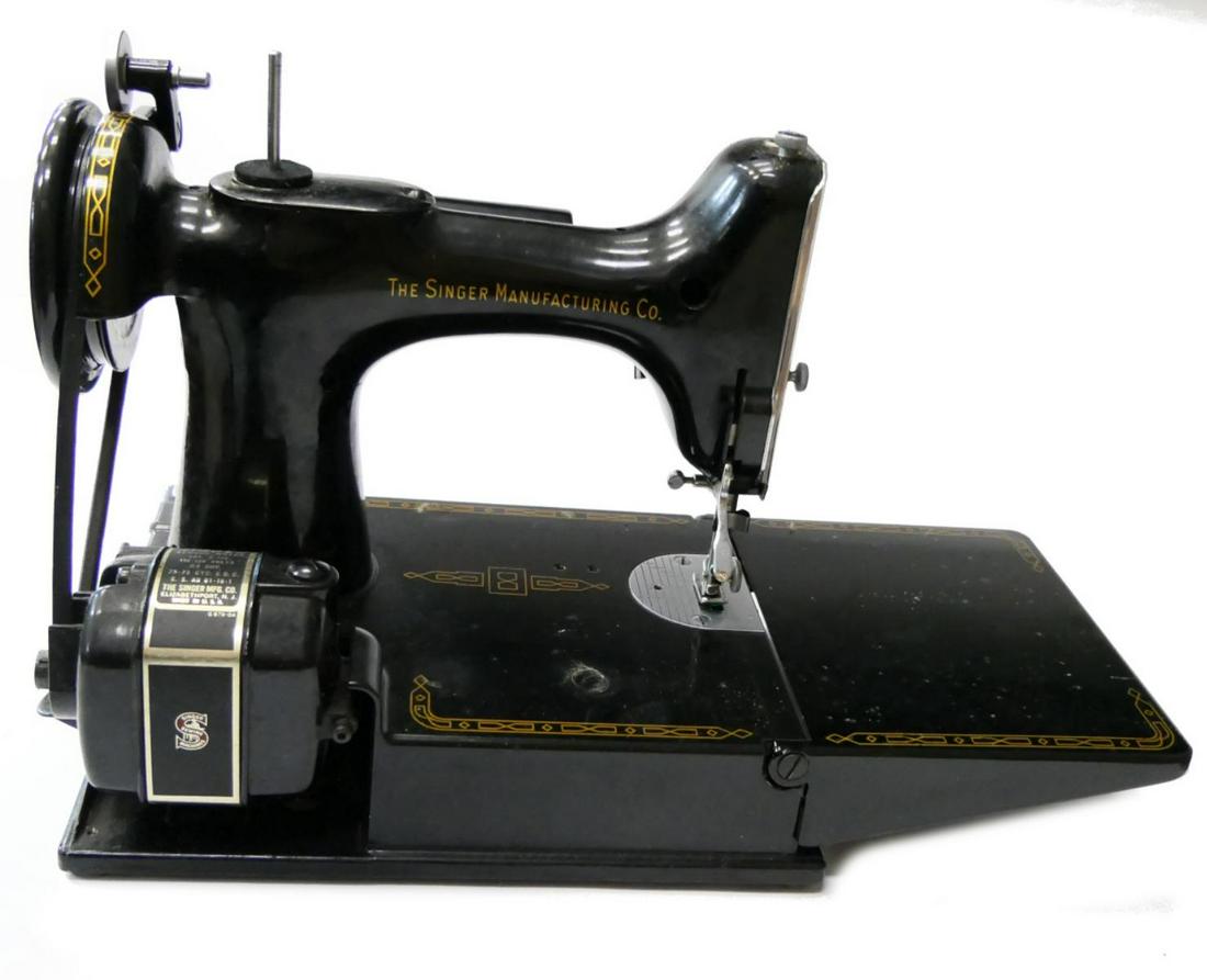 SINGER FEATHERWEIGHT SEWING MACHINE, VERY NICE: SINGER FEATHERWEIGHT SEWING MACHINE, VERY NICE CONDITION, IN CASE WITH ATTACHMENTS AS PICTURED, THIRD PARTY SHIPPING REQUIRED