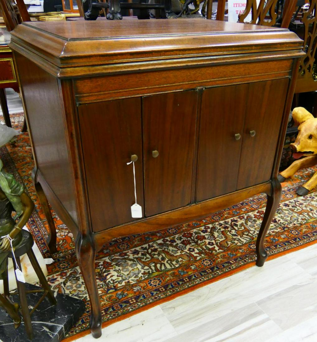 VICTOR VICTROLA MODEL VV210 PHONOGRAPH IN OAK CASE: Antique working Victor Victrola Model VV-210 phonograph in oak cabinet case. Measures approx. 33 1/8" height x 33" width x 21 1/4" depth (84.1cm x 83.8cm x 54cm) overall including crank handle.