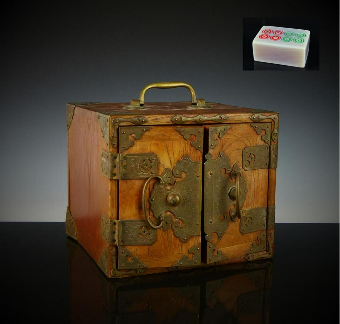 VINTAGE CHINESE BAKELITE MAHJONG SET IN WOOD CASE (1 of 12)