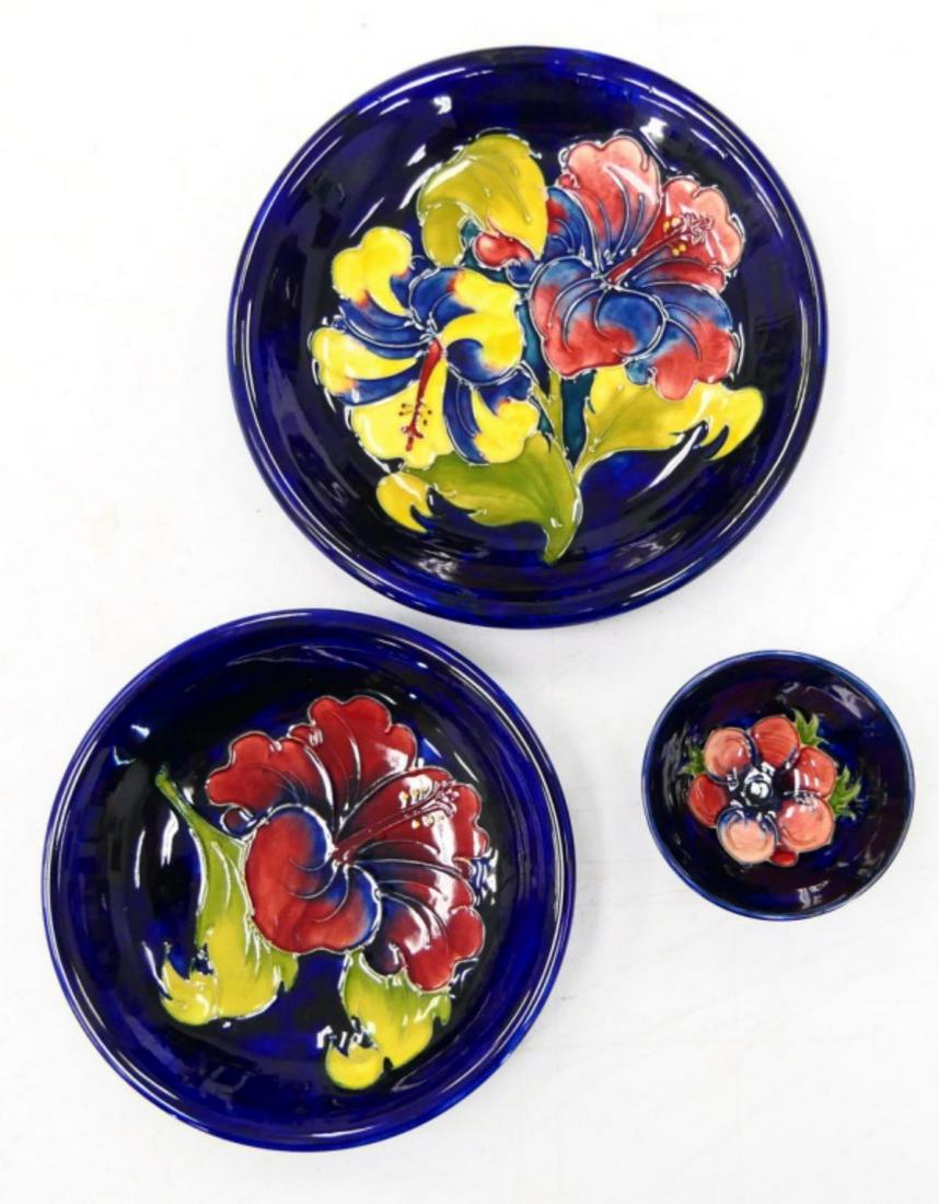 MOORCROFT POTTERY LOT OF (3) COBALT BOWLS (1 of 6)