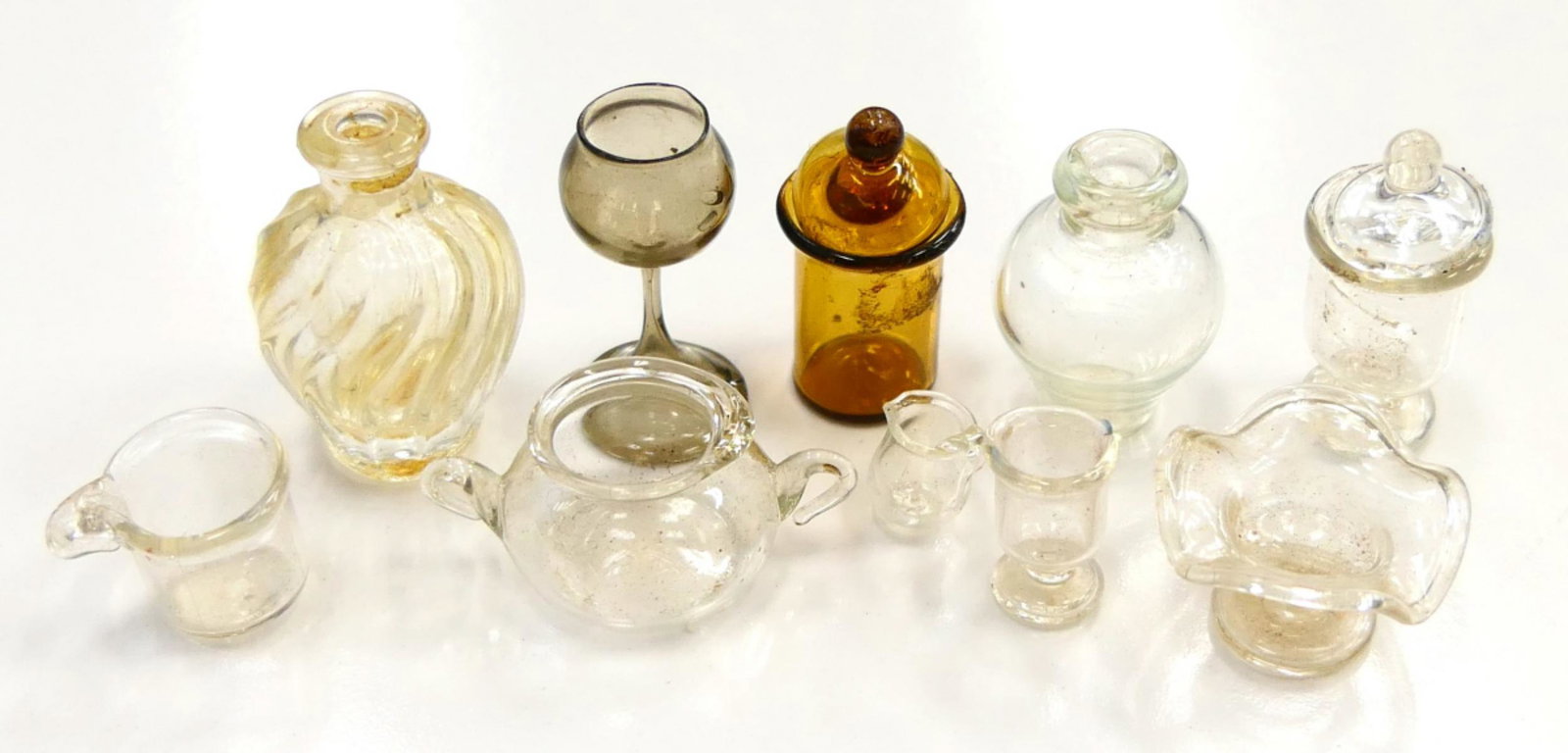 10 VINTAGE ANTIQUE MINIATURE DOLLHOUSE GLASS ITEMS (1 of 4)