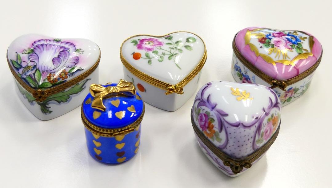 LOT OF (5) LIMOGES HAND PAINTED BOXES MOST ROCHARD: 4 of the boxes are heart shape, one gift box shape, some with bottles inside, all in excellent condition. Third party shipping is required for this lot