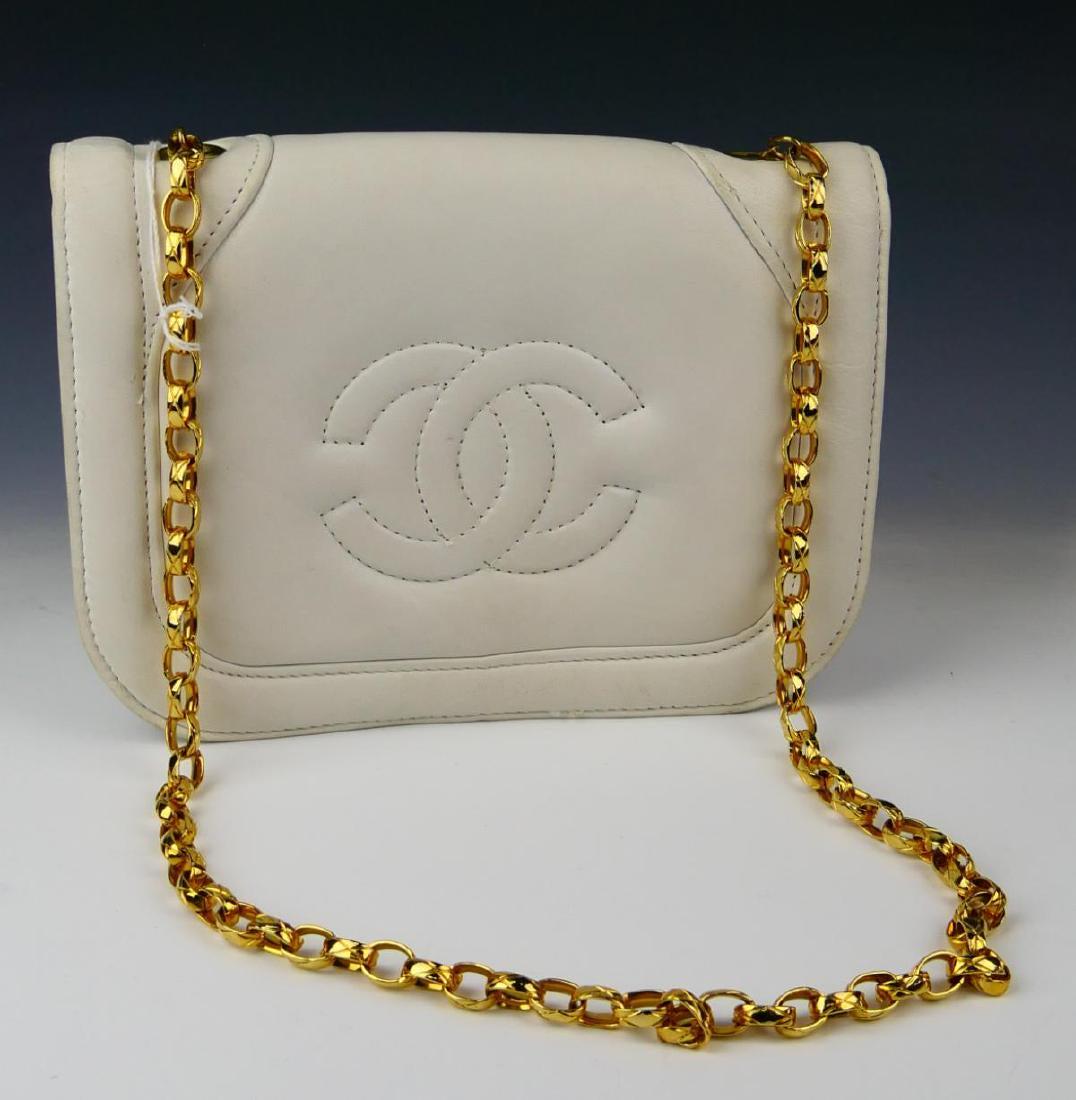 CHANEL WHITE LEATHER SHOULDER BAG PURSE: A ladies' estate Chanel designer white leather shoulder bag purse with gold tone chain link shoulder strap (drop approx. 15 3/4" (40cm). Has foldover closure with magnetic clasp. Two section dividedwh
