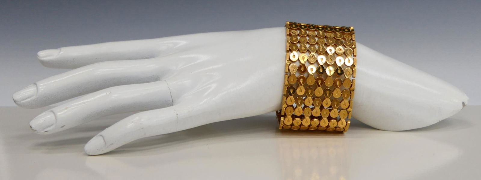 ESTATE 18KT Y GOLD MESH STYLE WIDE LADIES BRACELET (1 of 9)