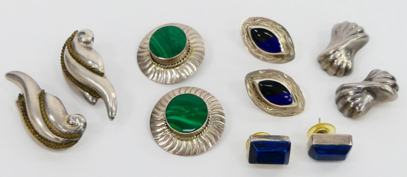 LOT 5 PAIRS OF MEXICAN STERLING SILVER EARRINGS: A lot of 5 Mexican sterling silver earrings. One set jeweled with inlaid malachite stones. Longest measures approx. 2" (5.1cm). Total weight approx. 85.2 grams / 2.74ozt.