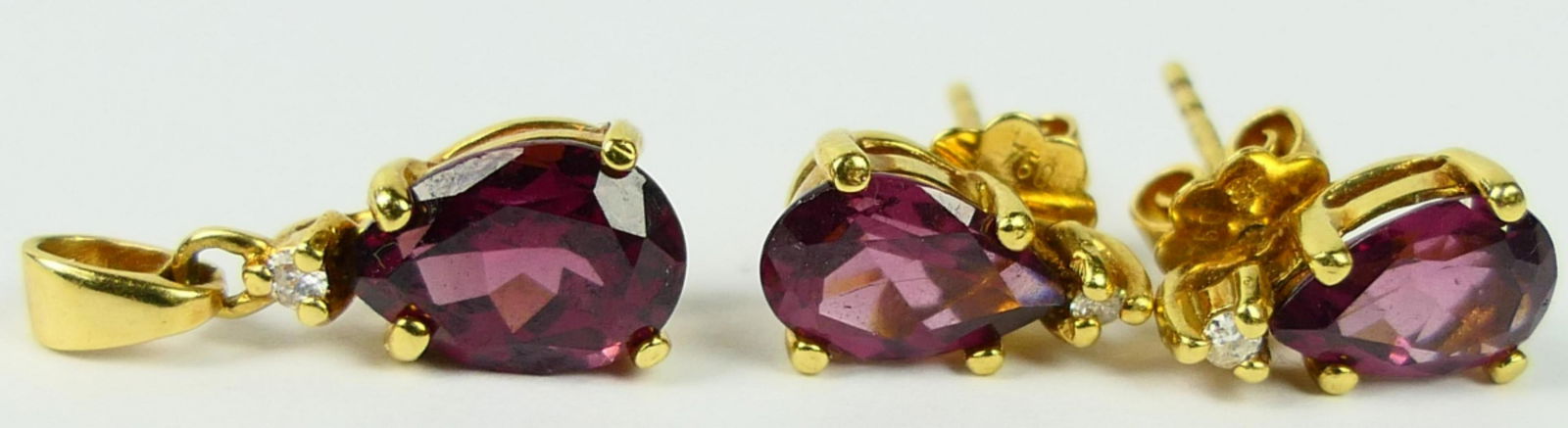 18KT GOLD AND GARNET EARRING & PENDANT SUITE (1 of 3)