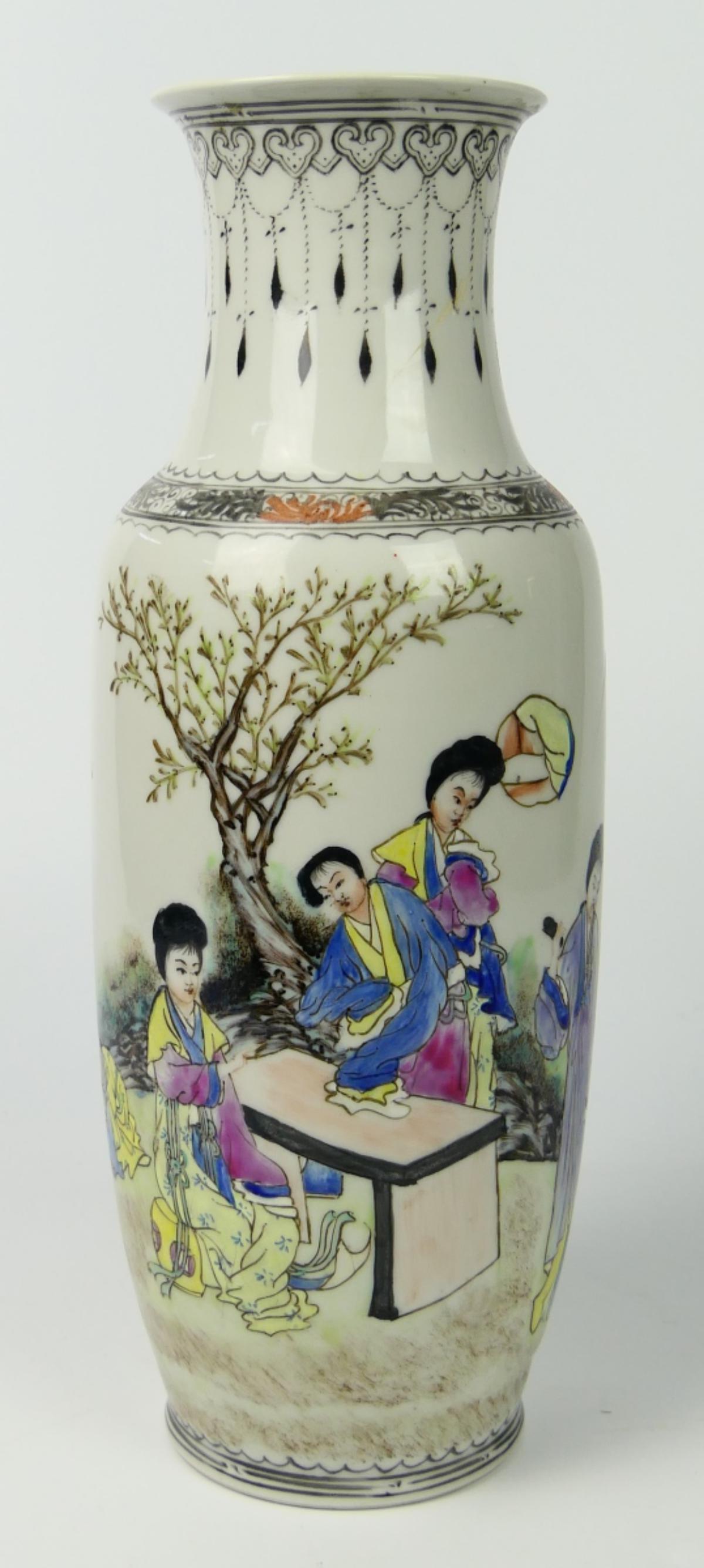 VINTAGE CHINESE EXPORT FAMILLE ROSE PORCELAIN VASE (1 of 4)