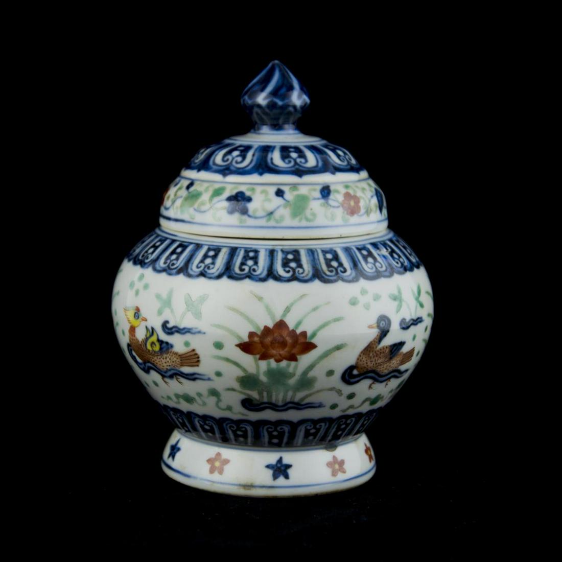 CHINESE DUCAI GLAZED PORCELAIN DUCKS COVERED URN (1 of 7)