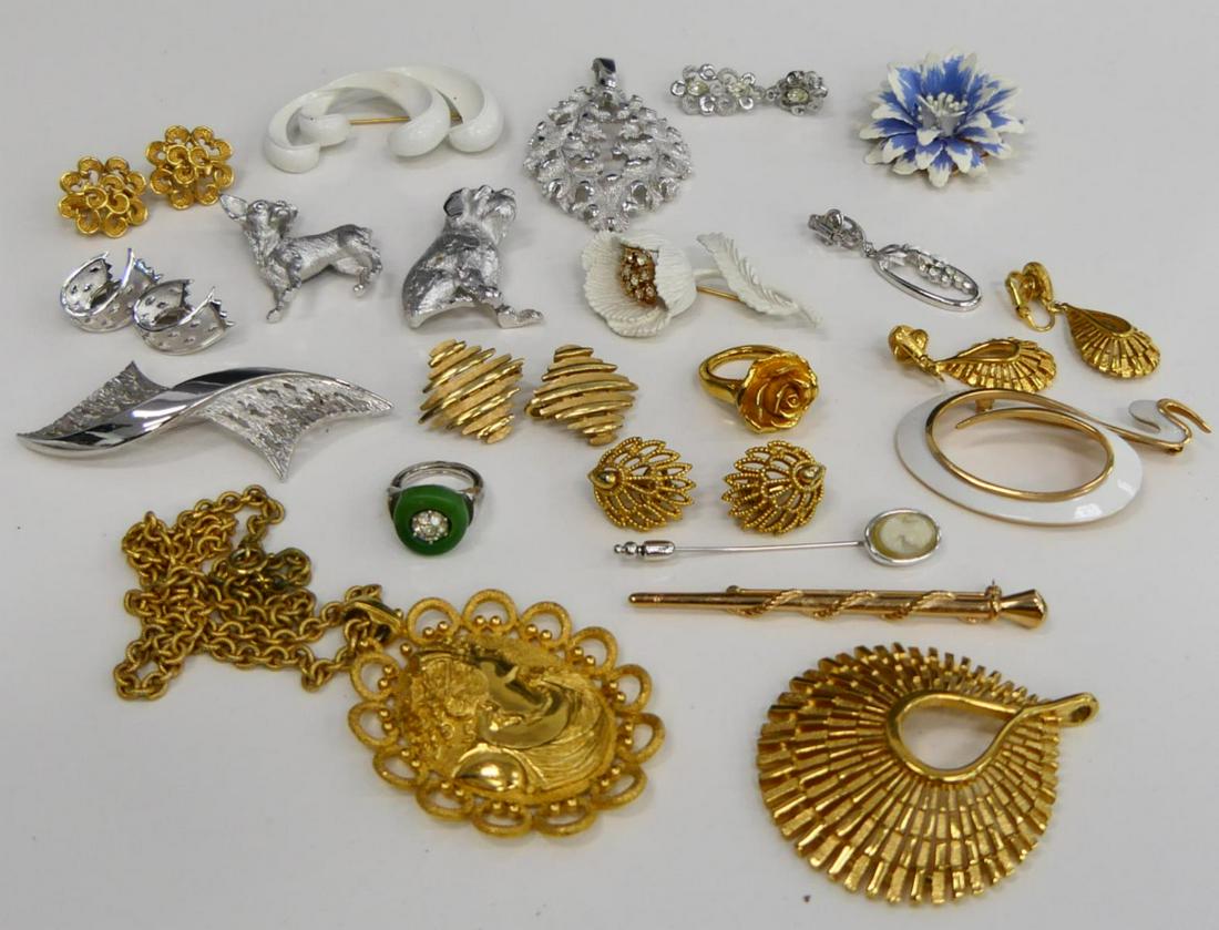 20pcs TRIFARI SIGNED COSTUME JEWELRY ITEMS: A lot of 20 Trifari costume jewelry items. Largest piece approx. 3 1/2" length (8.9cm).