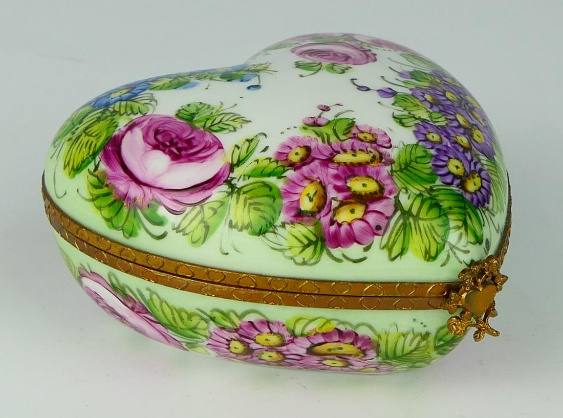 LIMOGES PEINT MAIN PORCELAIN PAINTED BOX: LIMOGES PEINT MAIN PORCELAIN PAINTED BOX, MEASURES 3 3/4" WIDTH BY APPROX 2" HEIGHT.