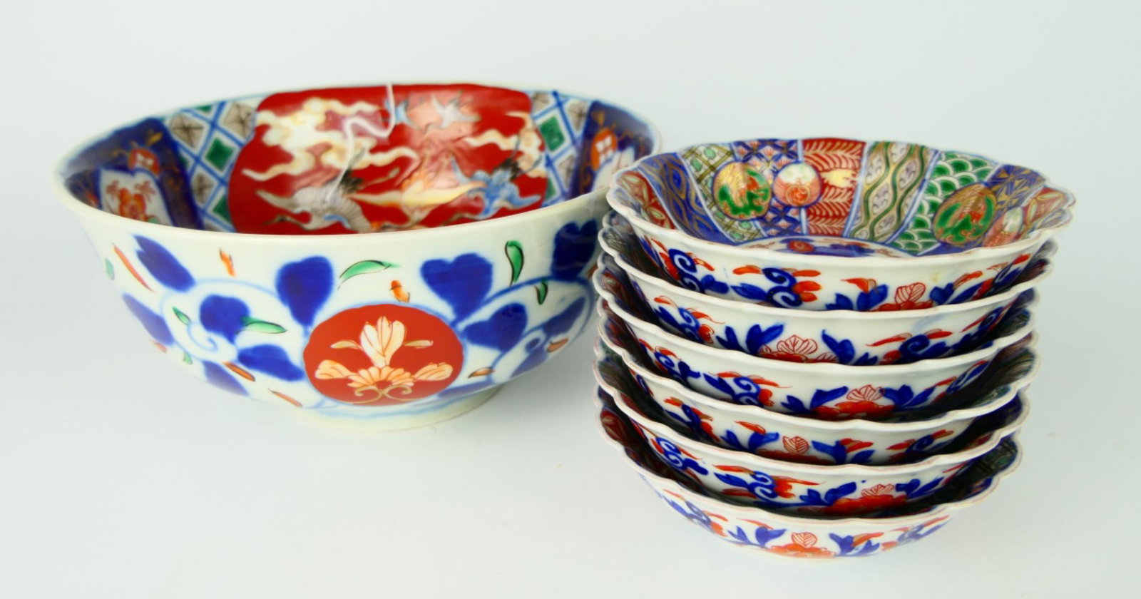ANTIQUE IMARI BERRY BOWL AND 6 SET: Bowl measures 8 1/2" wide and 4 1/2" tall, 6 Smaller bowls, are 5" wide