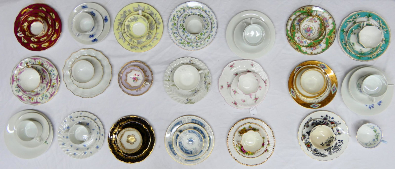 LOT OF 23 TEACUPS SAUCERS AND DESERT PLATES (1 of 12)