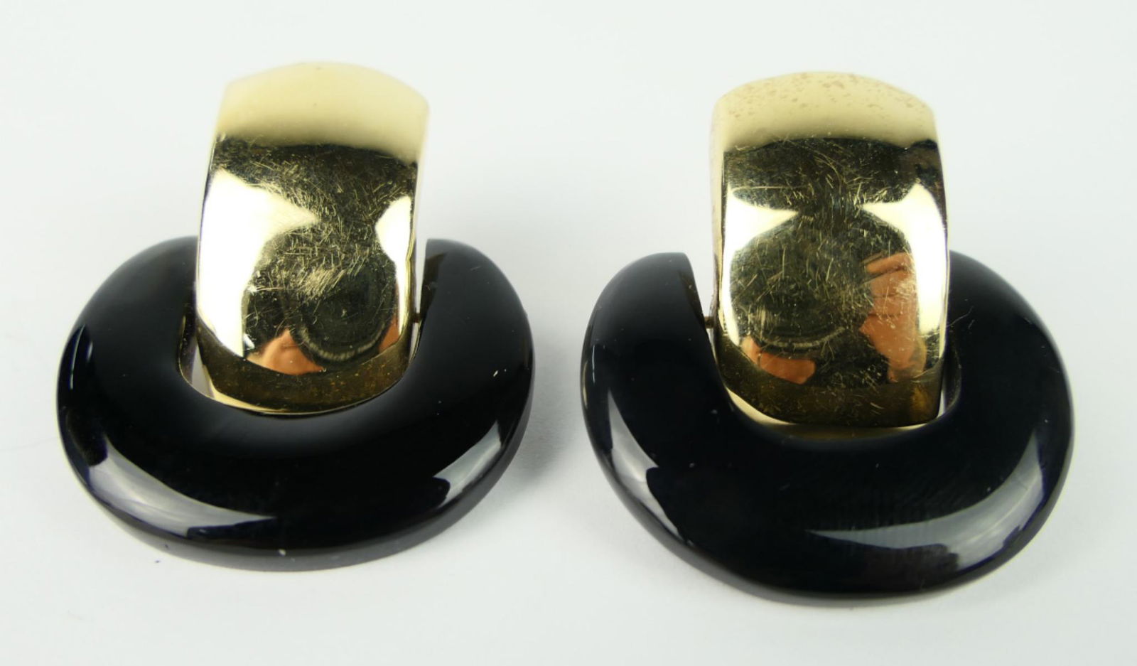 14KT YELLOW GOLD & ONYX EARRINGS: Signed maz, Gold swivels in the onyx. Really lovely pair with a total weight of 17.6 grams