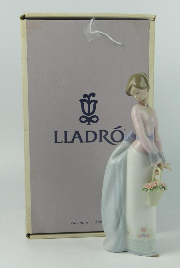 LLADRO 9 1/2" LADY WITH FLOWER BASKET BOX (1 of 1)