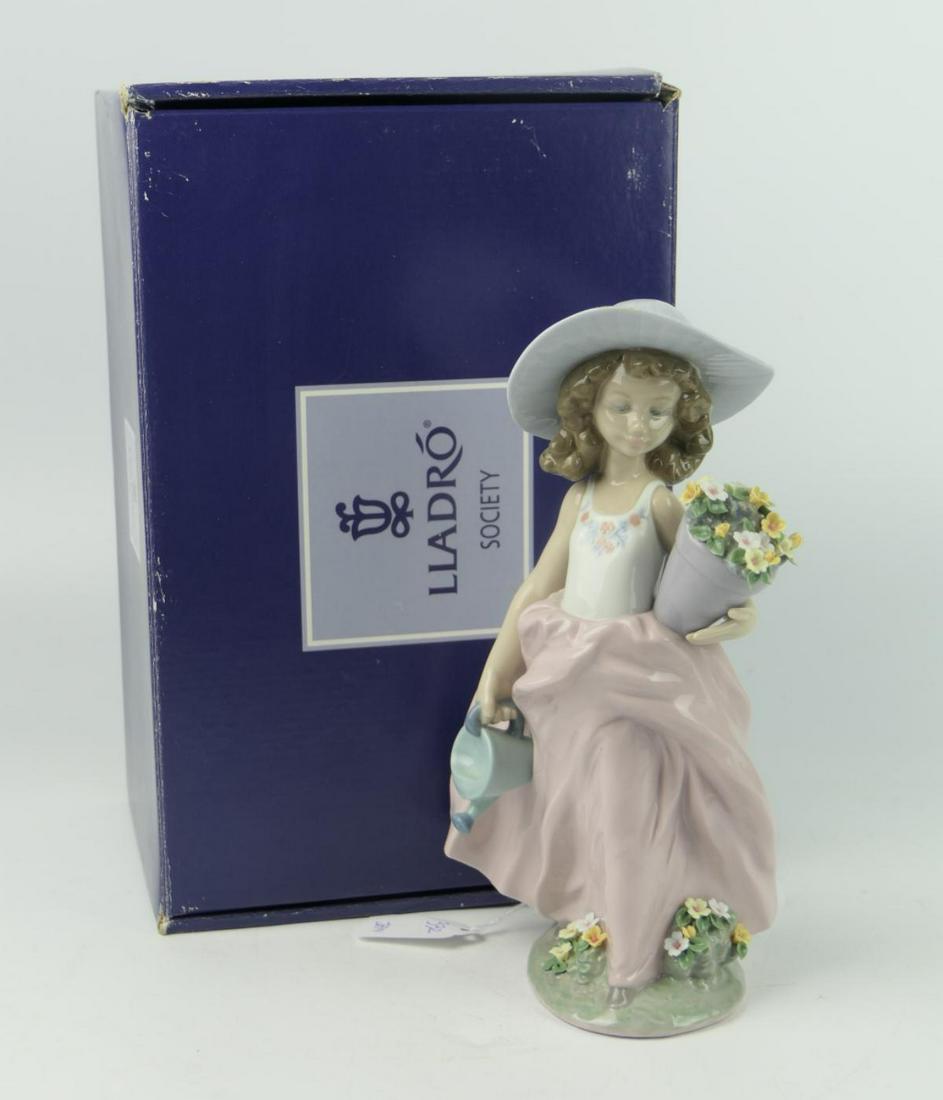 LLADRO 8 1/2" GIRL WITH FLOWERS WATERING CAN BOX (1 of 1)
