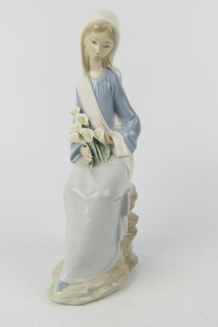 LLADRO GIRL WITH CALLA LILLIES 9": GLOSSY NO BOX