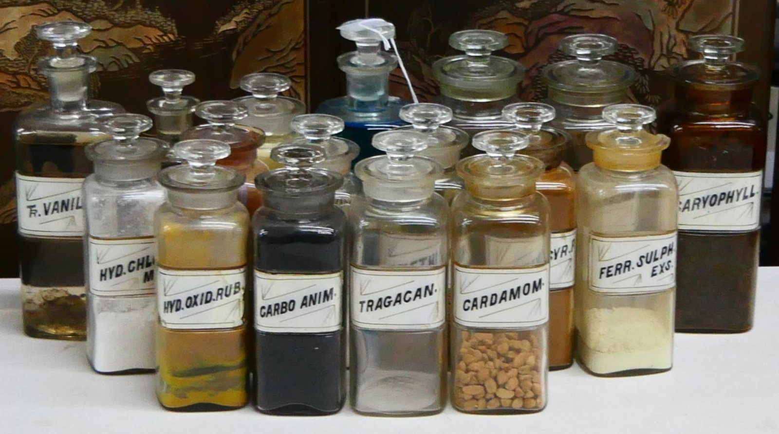 LOT OF (17) SQUARE ANTIQUE APOTHECARY JARS STOPPER (1 of 1)