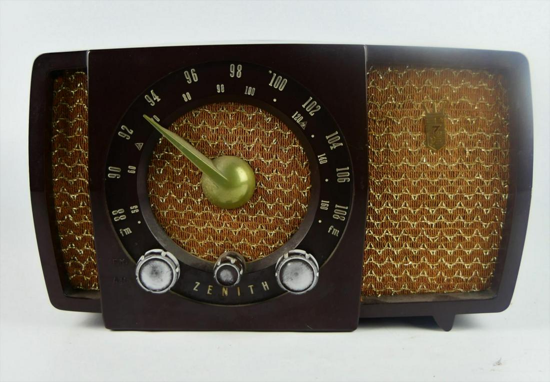 VINTAGE ZENITH BAKELITE TABLE RADIO (1 of 3)