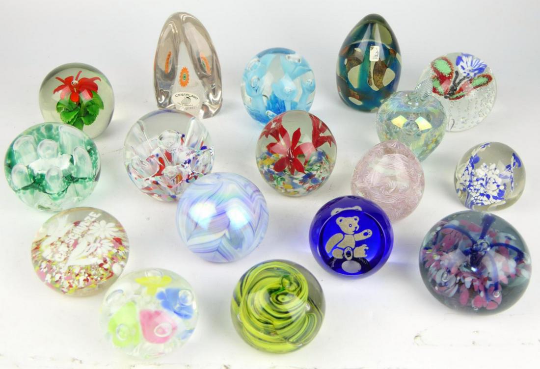 17  ART GLASS SIGNED PAPERWEIGHT COLLECTION (1 of 5)