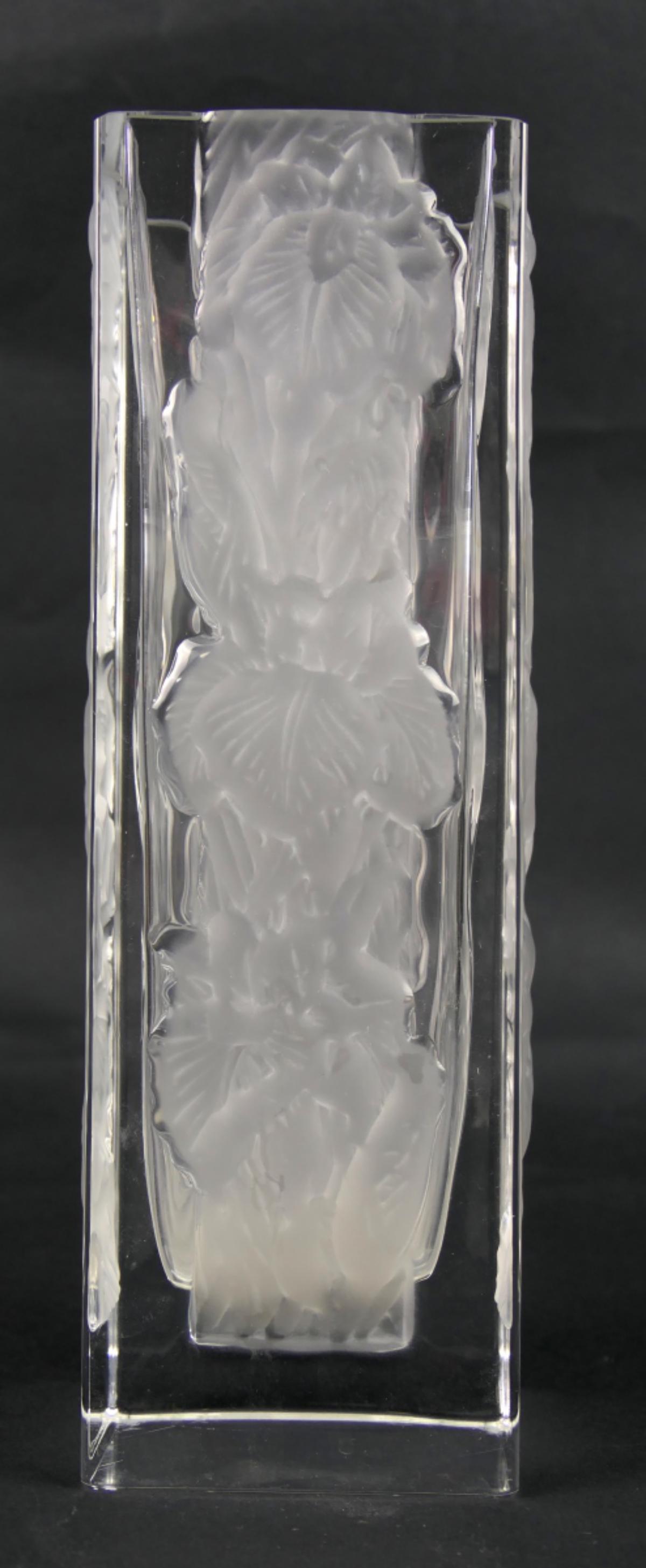 HOYA CRYSTAL FLOWER FROSTED 9" VASE: HOYA CRYSTAL FLOWER FROSTED 9" VASE
