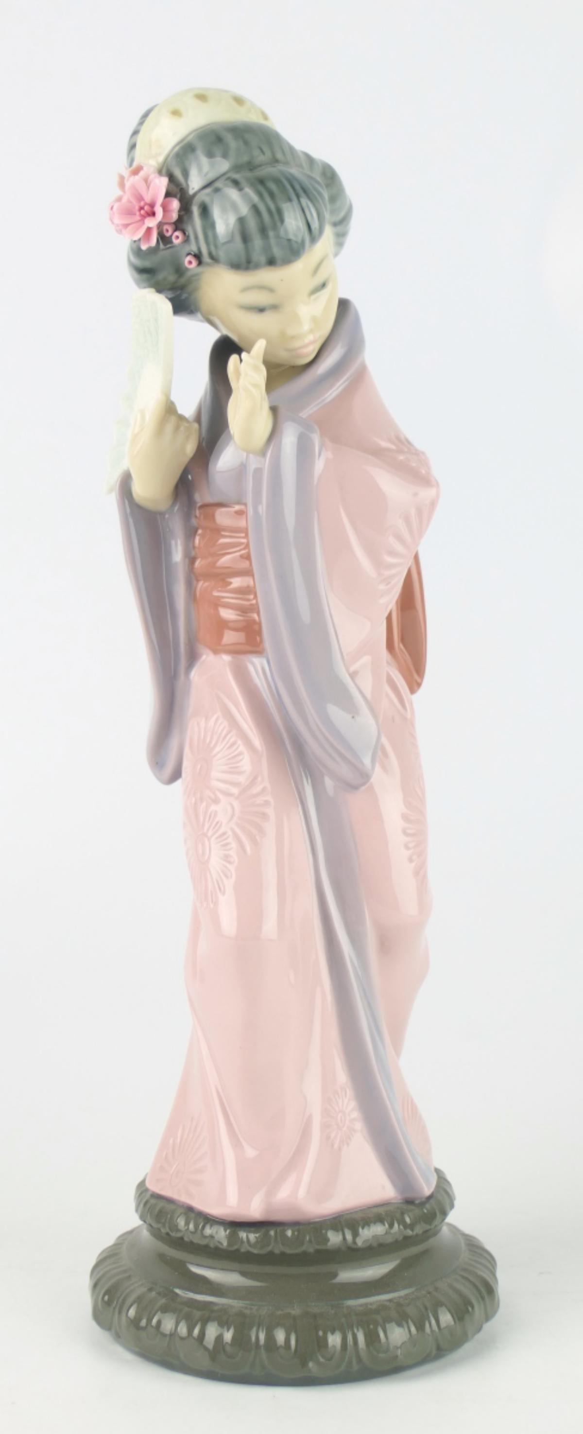 11 1/2" LLADRO "GEISHA GIRL" PORCELAIN FIGURE (1 of 7)