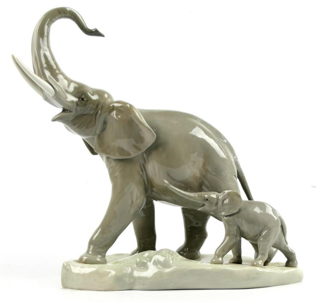 LLADRO #1151 PORCELAIN ELEPHANT GROUP (1 of 5)