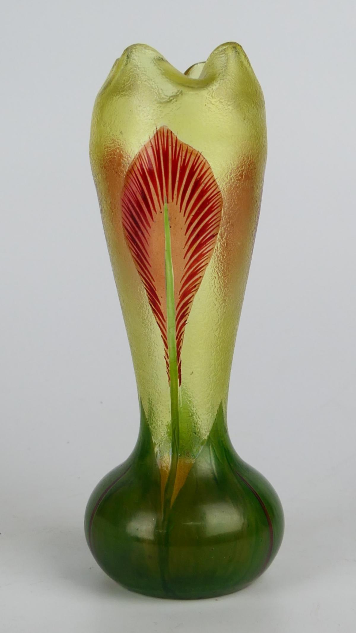 LOETZ? IRIDESCENT ART GLASS PULLED FEATHER VASE (1 of 5)