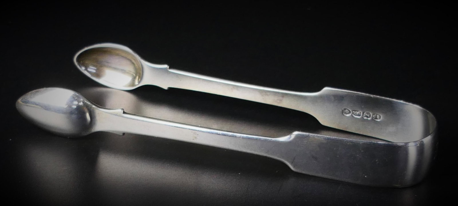 1830 WILLIAM EATON GEORGIAN STERLING SILVER TONGS: Antique Georgian Era English sterling silver sugar / ice tongs by William Eaton, London. Fully hallmarked and dated 1830. No apparent monogram or evidence of removal. Measures approx. 6" length. Total