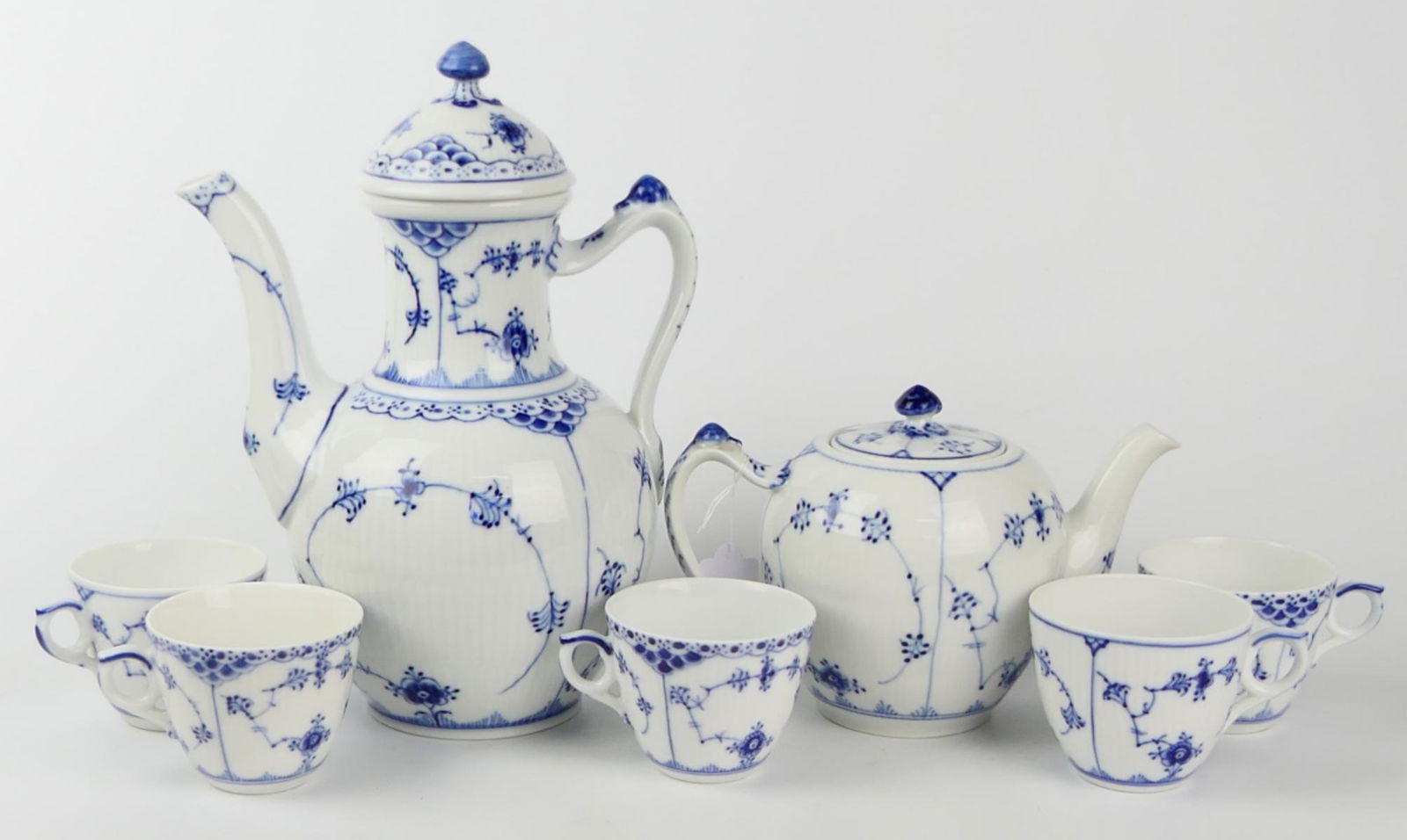 7 PIECE ROYAL COPENHAGEN TEA AND COFFE POT & CUPS: 7 piece Royal Copenhagen tea and coffee pot with cups, Coffee pot marked to bottom numbered 519 tea pot #257. coffee measures approx 10" tall tea approx 5". tallest cup approx 2".