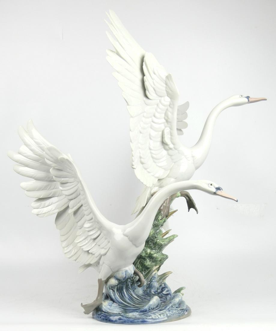 LLADRO 'SWANS TAKE FLIGHT' PORCELAIN FIGURE #5912 (1 of 8)