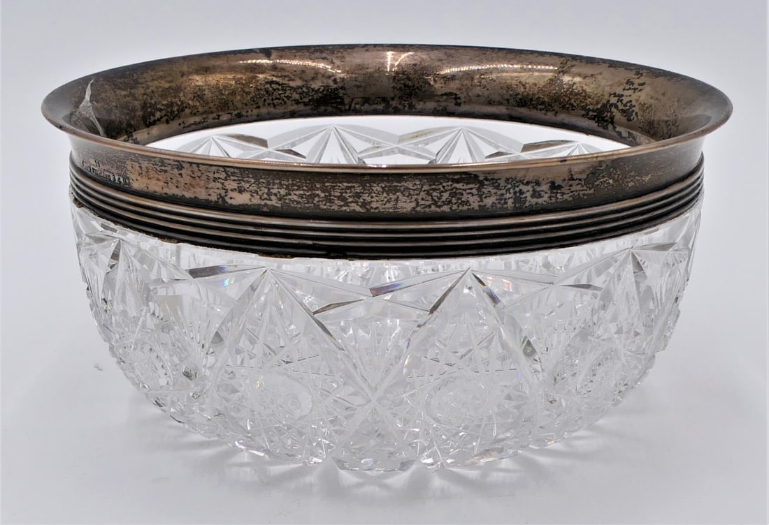 ANTIQUE REED & BARTON STERLING CRYSTAL BOWL: Antique Reed & Barton American sterling silver rim brilliant cut crystal bowl. Has smooth rim with geometric patterns to bowl. Hallmarked to side with STERLING and numbered 10 340. Measures approx. 4