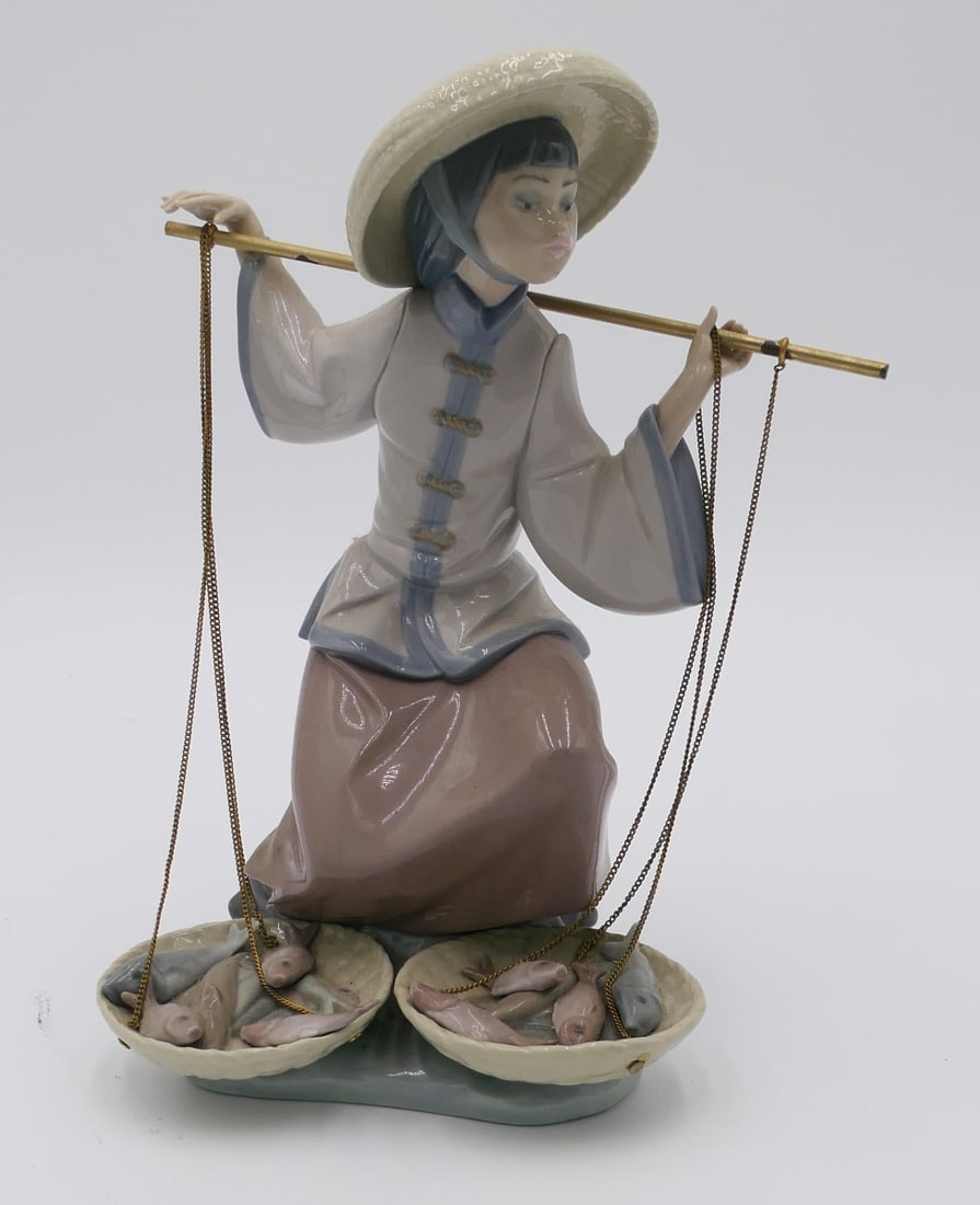 LLADRO PORCELAIN FIGURE FISH A PLENTY #5172 (1 of 3)