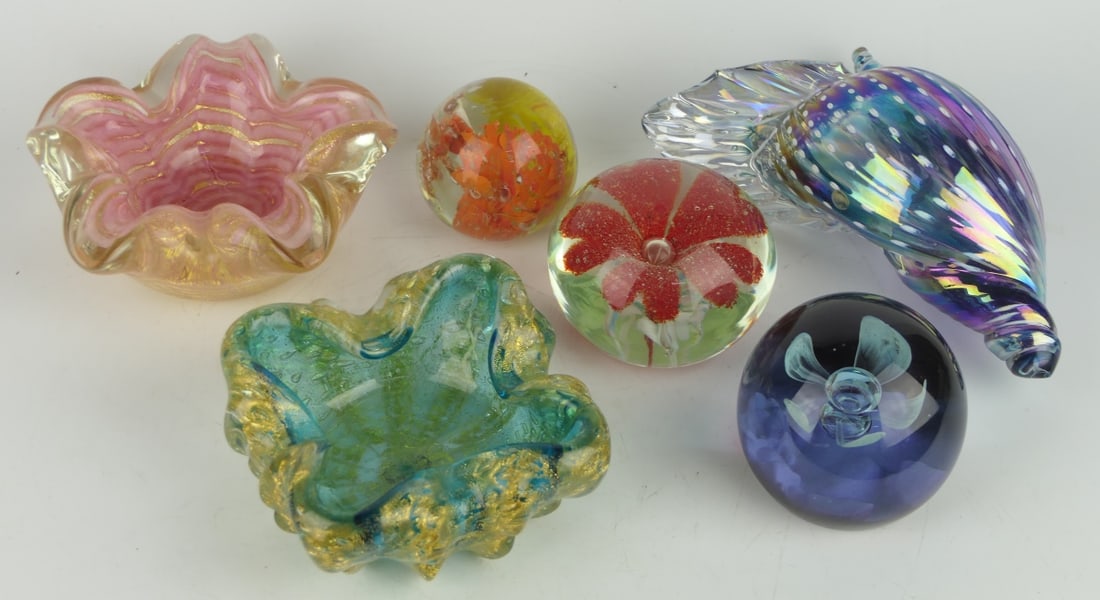 6 ART GLASS COLORFUL PIECES SIGNED: 6 ART GLASS COLORFUL PIECES SIGNED.LARGEST MEASURES APPROX 3 1/2";.
