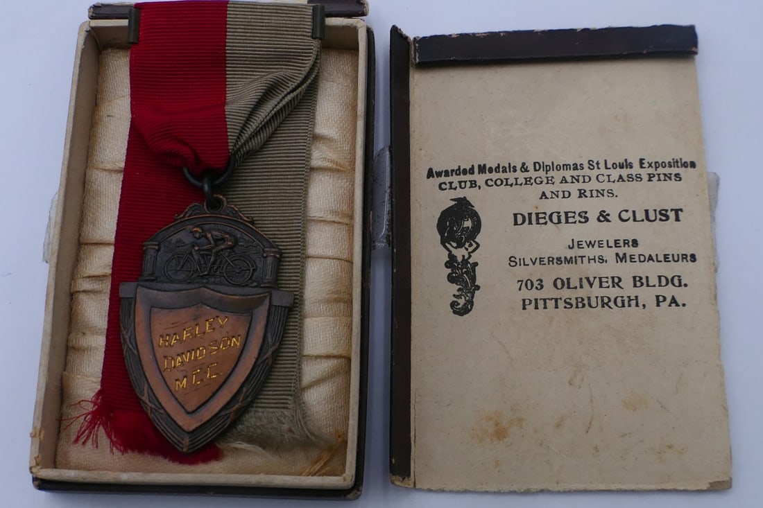 ANTIQUE 1916 HARLEY DAVIDSON RACE AWARD METAL: ANTIQUE 1916 HARLEY DAVIDSON RACE AWARD METAL, MEASURES APPROX 3" LENGTH.