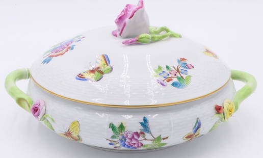 LG HEREND QUEEN VICTORIA COVERED PORCELAIN BOWL: HEREND QUEEN VICTORIA COVERED PORCELAIN BOWL, MEASURES 12" LENGTH.