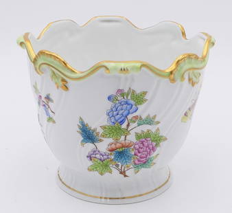 HEREND QUEEN VICTORIA 6" PORCELAIN VASE: HEREND QUEEN VICTORIA 6" PORCELAIN VASE