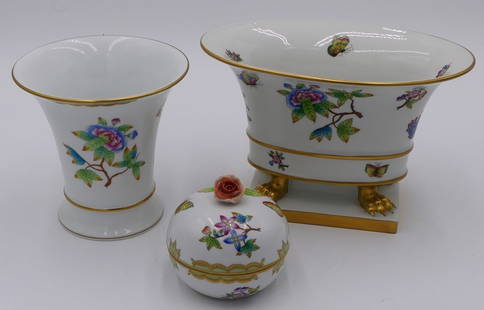 3 PC HEREND QUEEN VICTORIA PORCELAIN VASES & BOX: 3 PC HEREND QUEEN VICTORIA PORCELAIN VASES & BOX, LARGEST MEASURES 9" WIDTH.