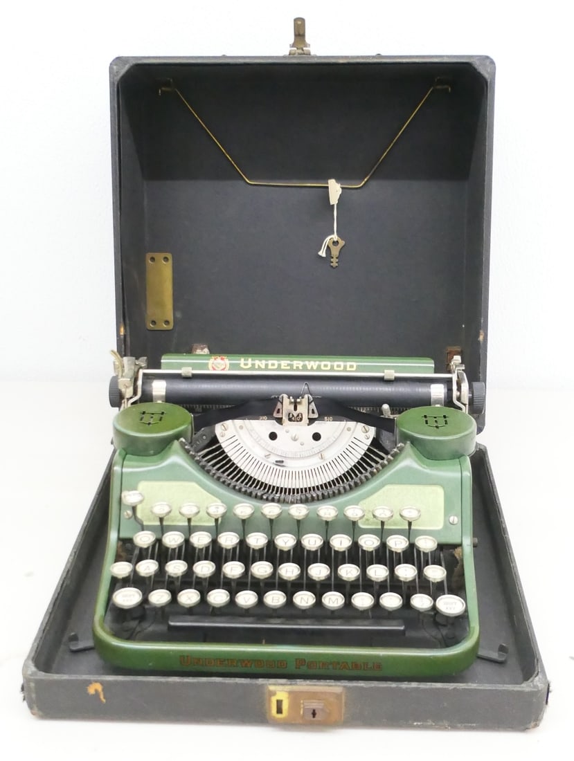 VINTAGE UNDERWOOD PORTABLE TYPEWRITER (1 of 4)