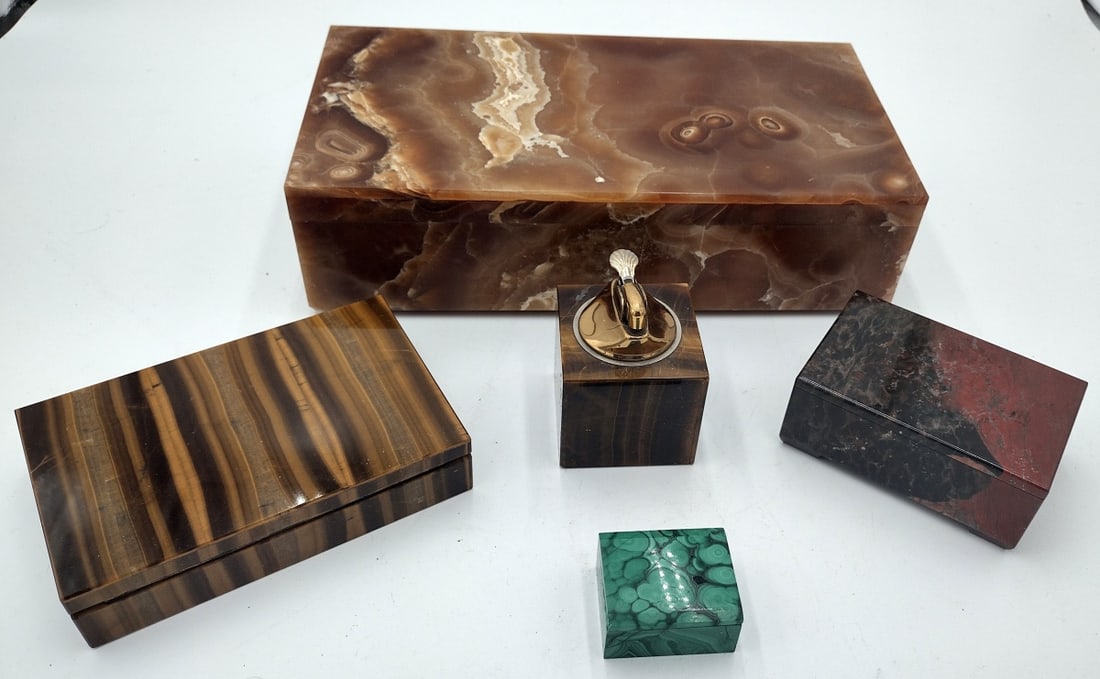 LOT OF 8 STONE & GLASS BOXES AND TOBACCIANA ITEMS (1 of 10)