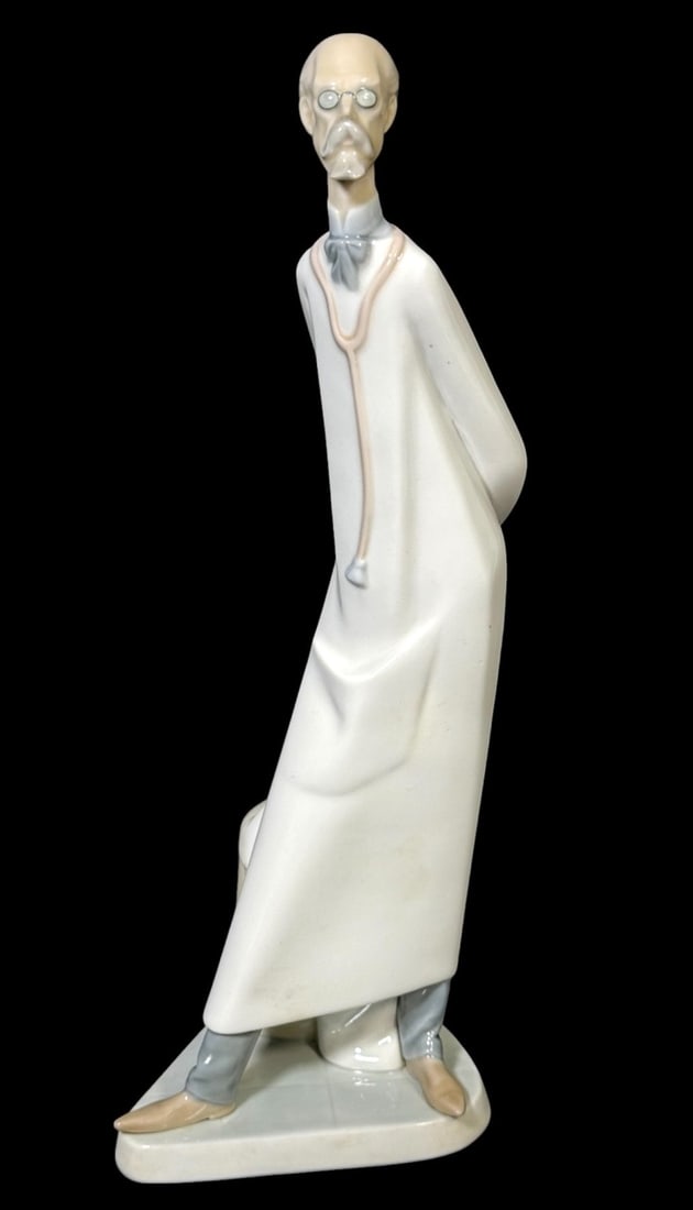 Lladro Porcelain Doctor #4602 Statue: This Lladro porcelain statue, titled 'Medico', was sculpted by Salvador Furi?. It was issued in 1969 and retired in 1978. The piece features a detailed depiction of a doctor, showcasing the delicate c