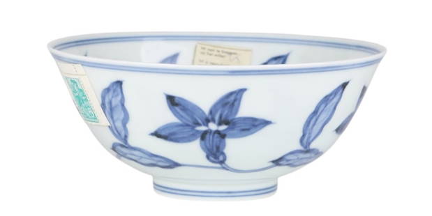 Chinese Chenghua Style Blue & White Porcelain Bowl: A finely crafted Chinese Chenghua style hand-painted blue and white porcelain palace bowl. The bowl features intricate floral motifs with a central star-shaped flower, characteristic of the Ming dynas