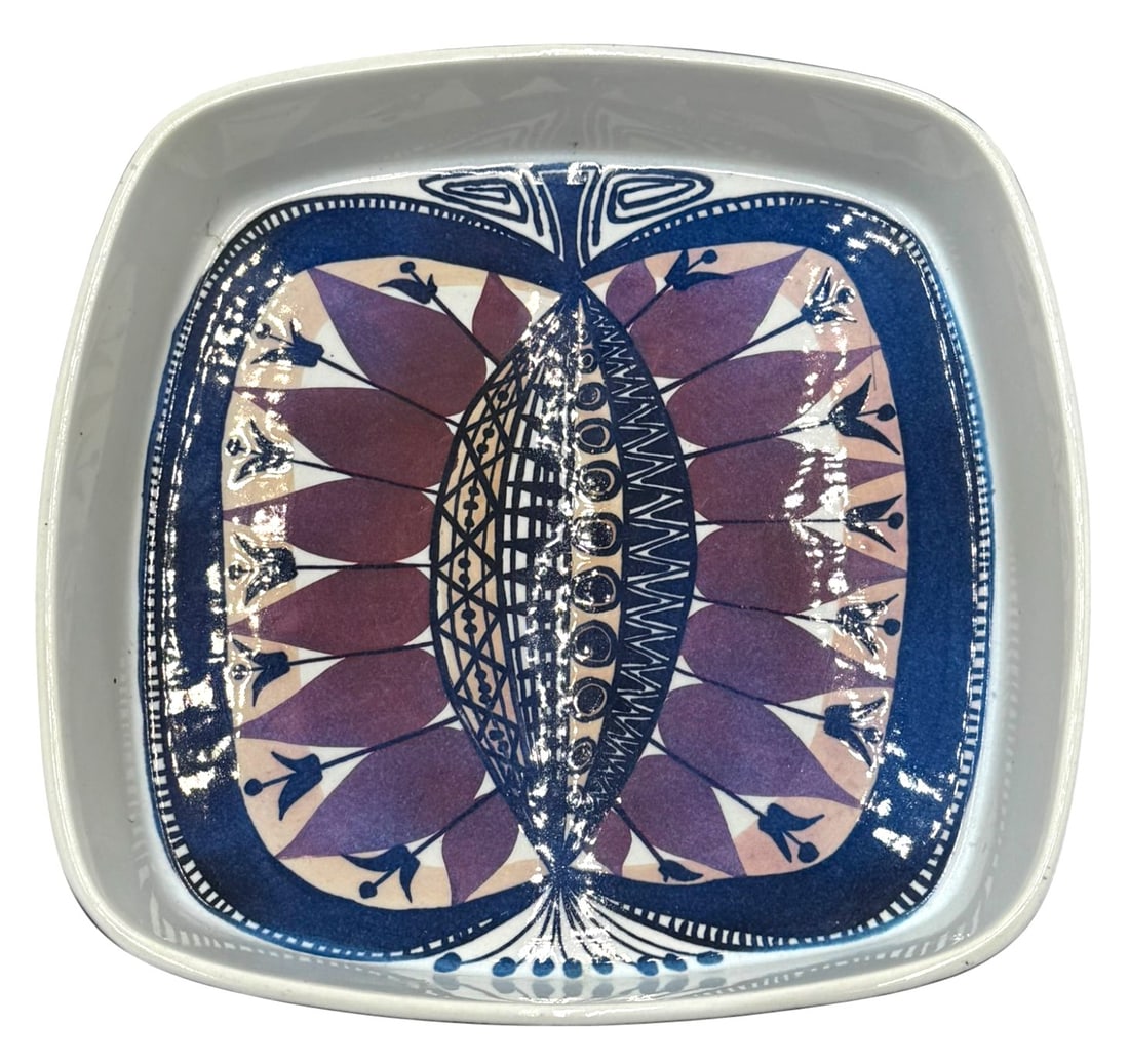 Royal Copenhagen Aluminia Tenera Faience Bowl: A beautifully crafted Royal Copenhagen Aluminia Tenera Faience bowl. This piece features a striking design typical of the Tenera series, known for its vibrant colors and intricate patterns. The bowl d