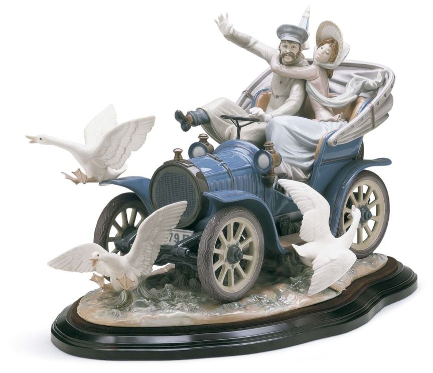 Lladro 'Car In Trouble' #1375 Porcelain Figure (1 of 1)