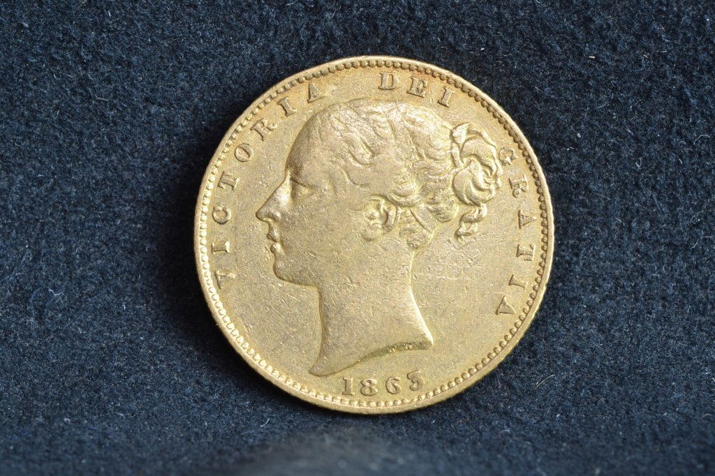 1863 GREAT BRITAIN 1/2 SOVEREIGN GOLD COIN (1 of 2)