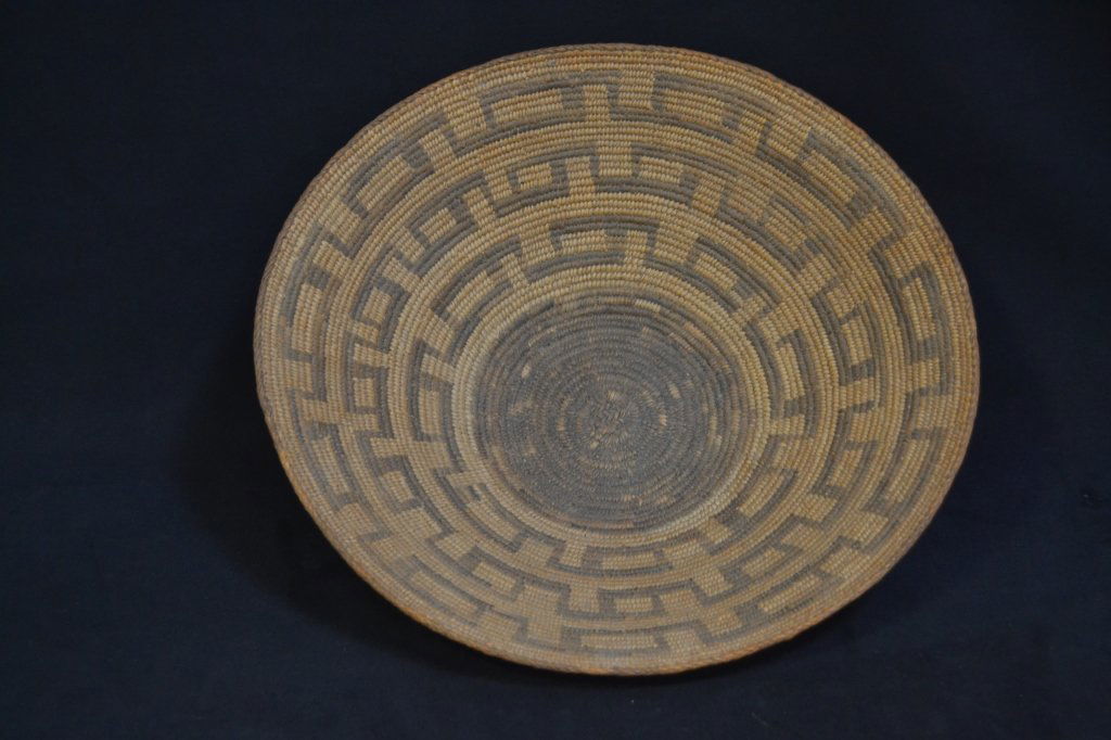 LARGE ANTIQUE AMERICAN INDIAN BASKET (1 of 3)