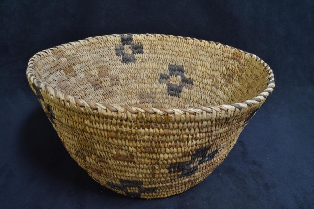 ANTIQUE NATIVE AMERICAN INDIAN BASKET (1 of 4)
