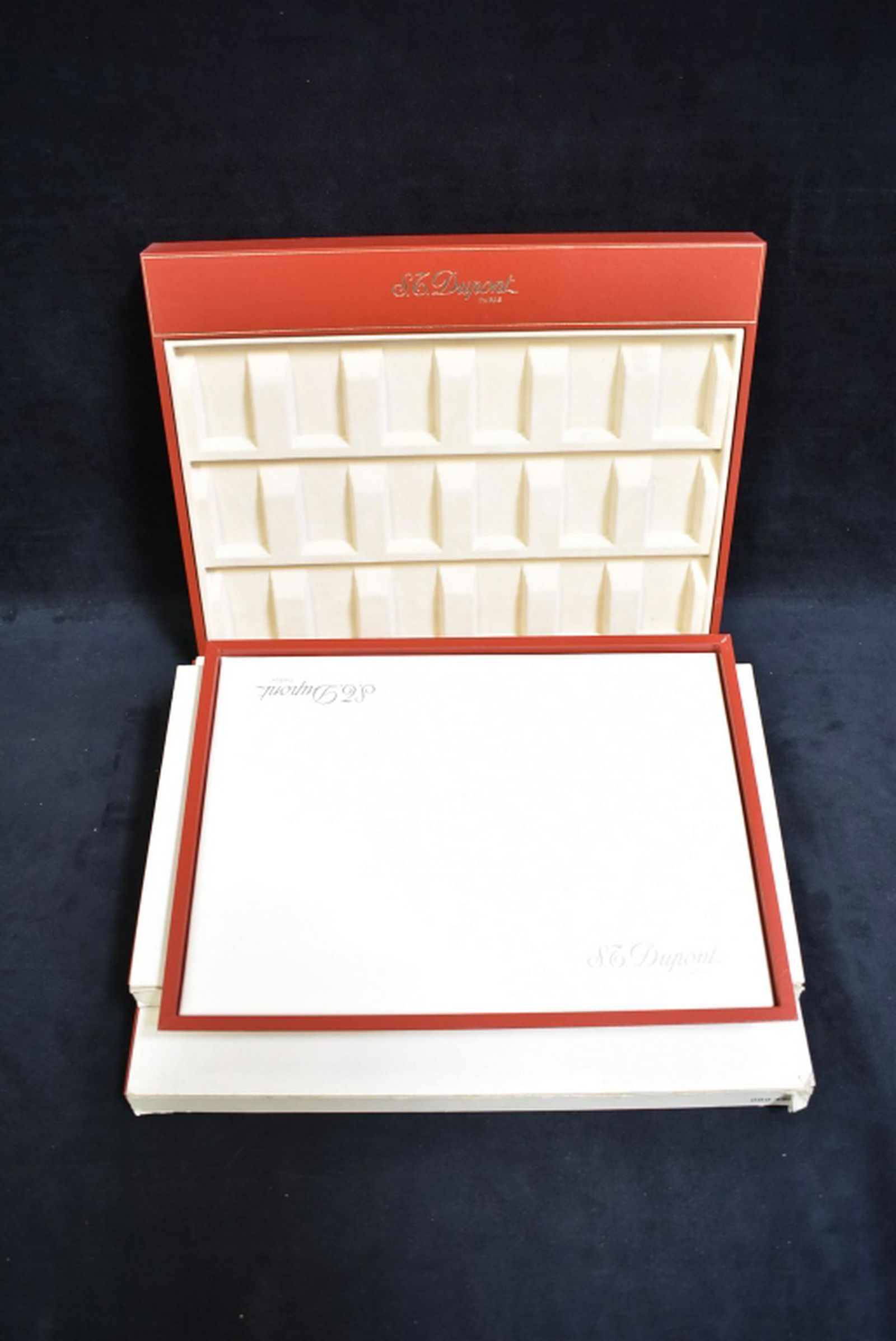 3 DUPONT STORE DISPLAYS & 1 PRESENTATION TRAY (1 of 1)