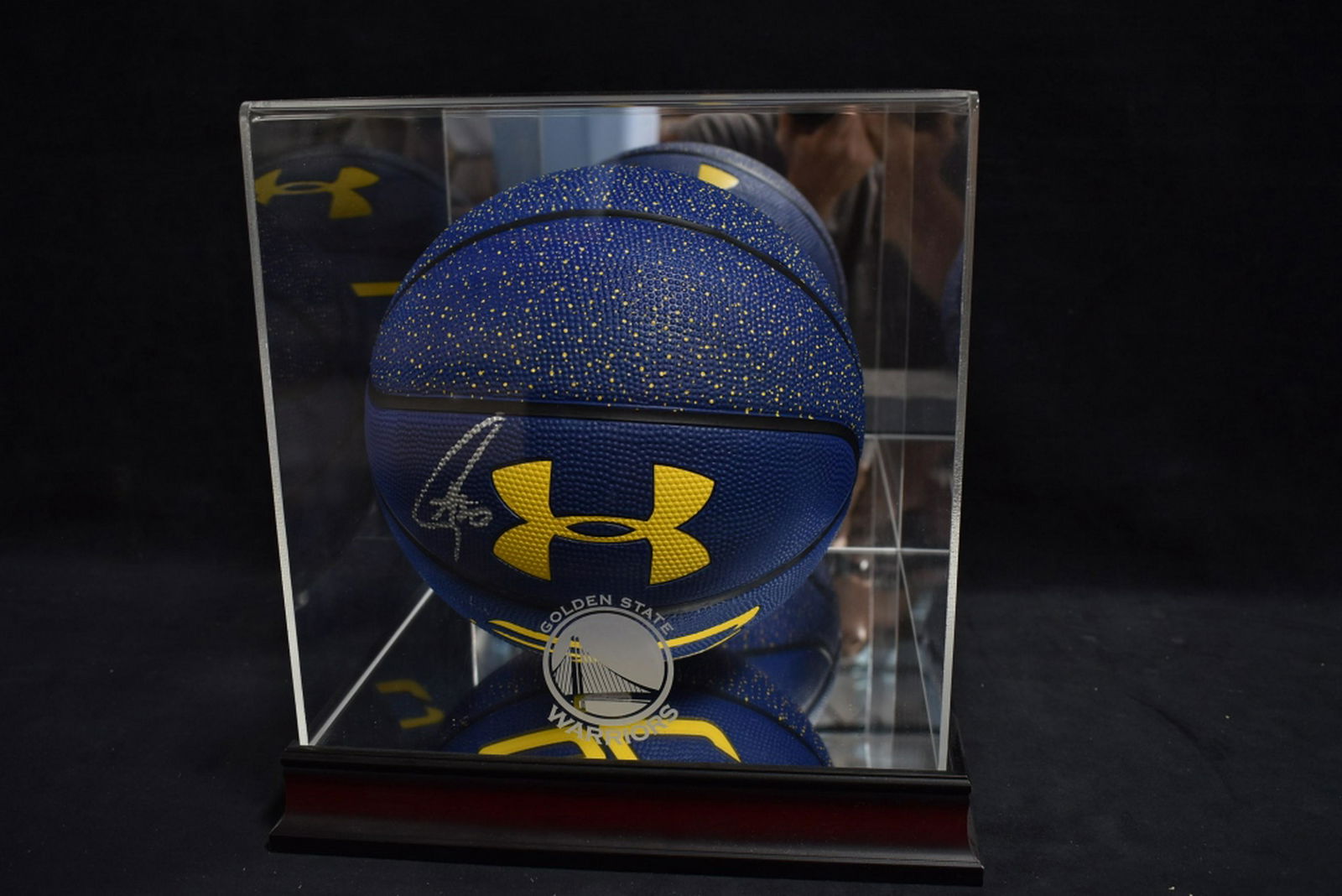 STEPH CURRY SIGNED BALL (1 of 2)